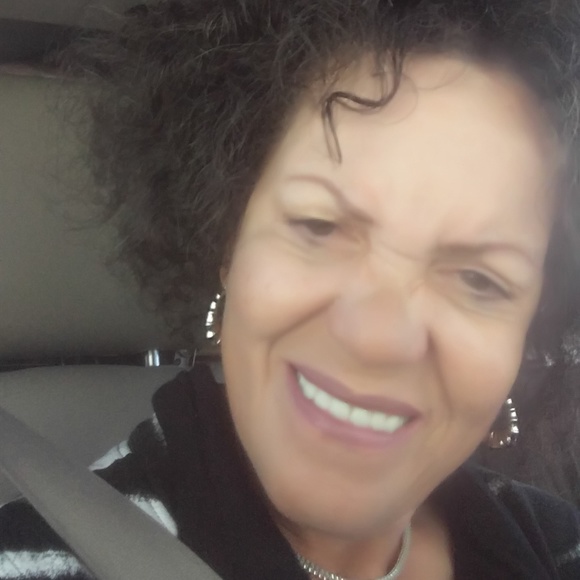 Meet your Posher, Gloria - Picture 1 of 2